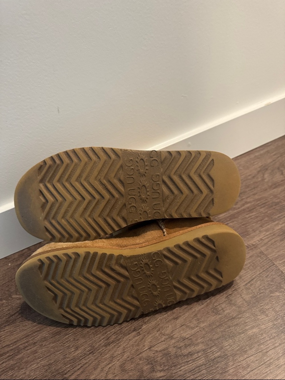 UGG Chestnut Short Boots - Picture 4 of 4